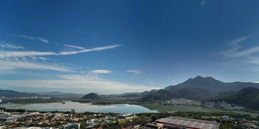 Vista aérea da Barra da Tijuca, região do Niemeyer 360° Residences, com a lagoa e as montanhas